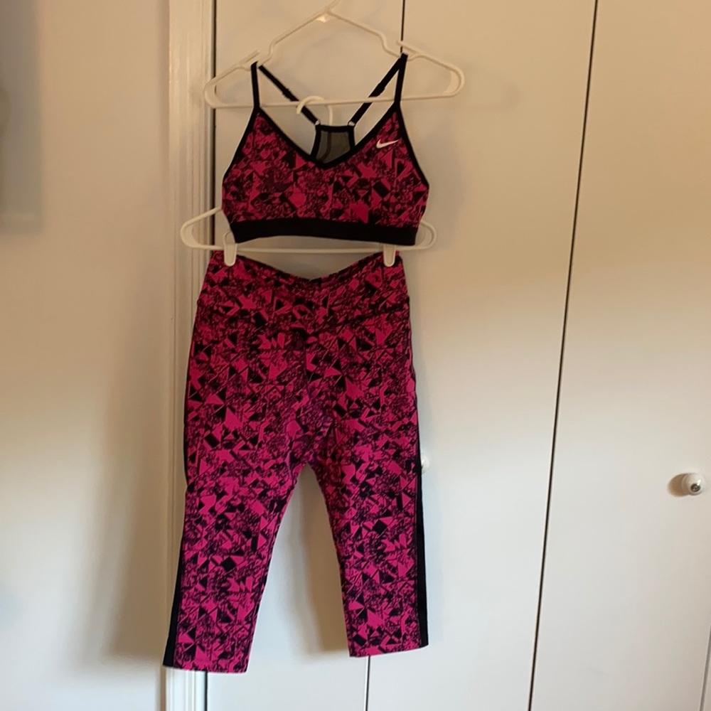 Nike matching cropped legging and sports bra